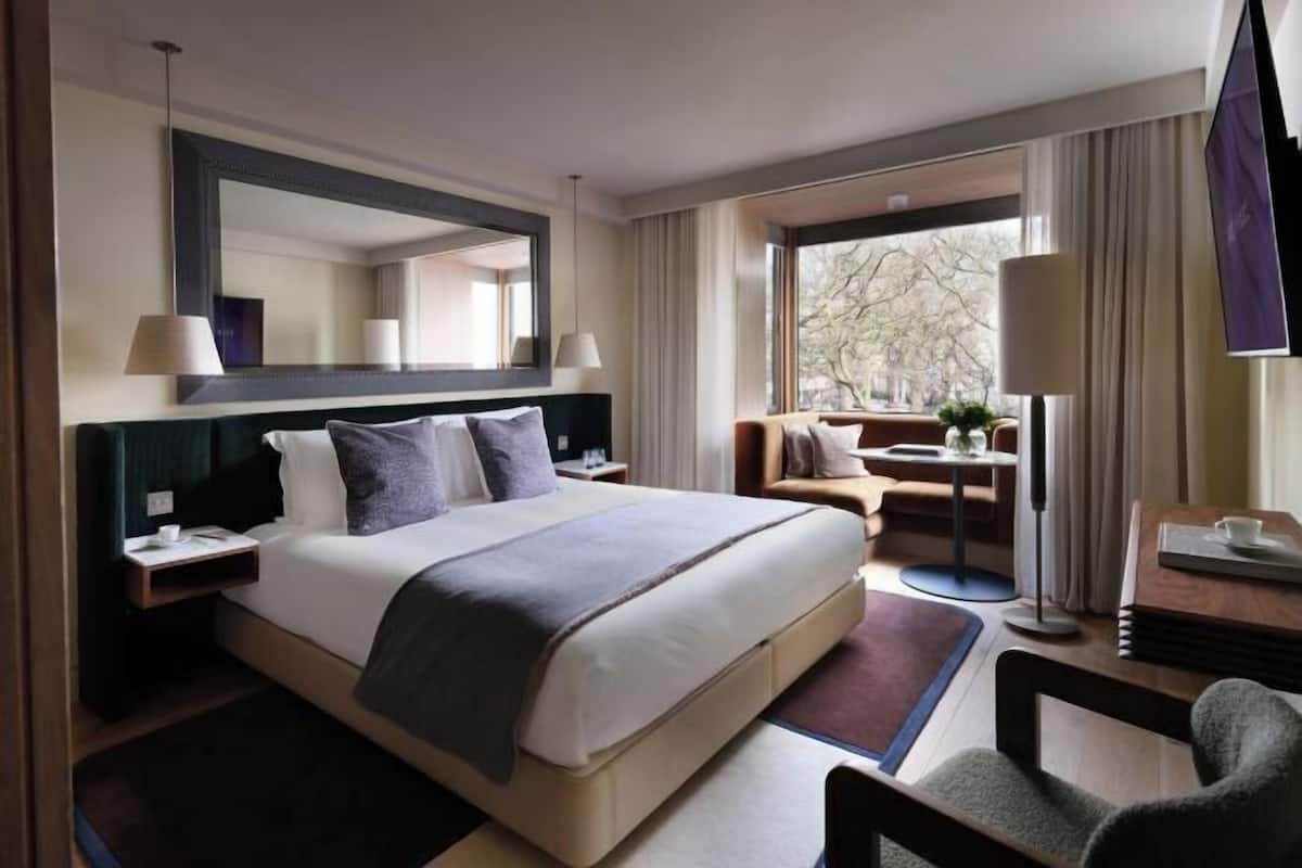 Egyptian cotton sheets, premium bedding, pillow-top beds, minibar