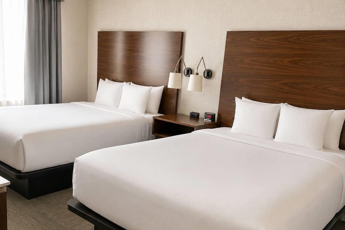 Suíte, 2 camas Queen, para não fumantes | Roupas de cama premium, camas com colchões pillow-top, escrivaninha