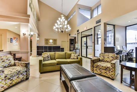 Sala de estar en el lobby. Comfort Inn & Suites Ambassador Bridge