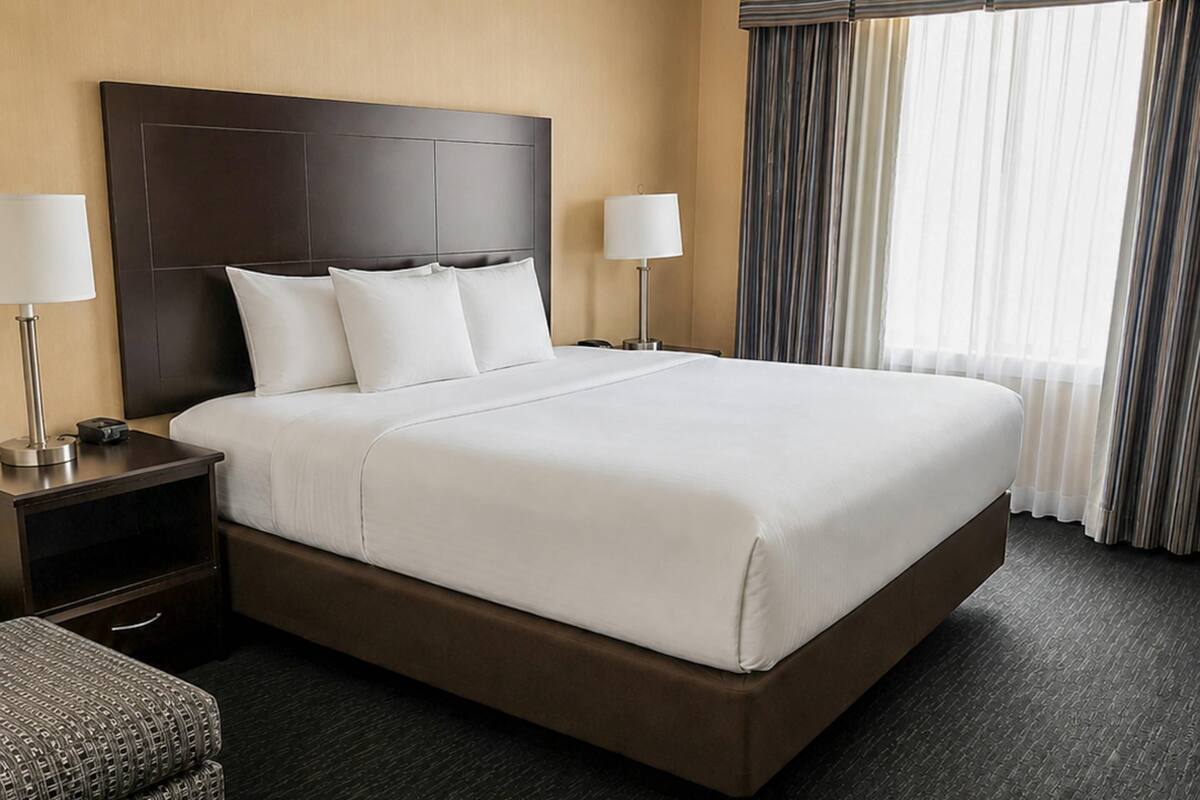 Room, 1 King Bed, Non Smoking | Premium bedding, pillowtop beds, desk, blackout drapes