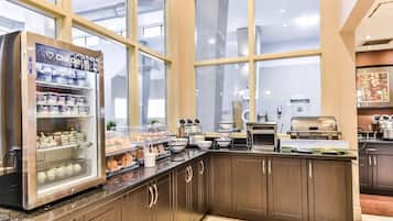 Café da manhã com buffet grátis todos os dias