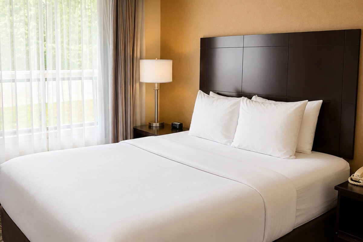 Ropa de cama de alta calidad, colchones con pillow-top y escritorio 