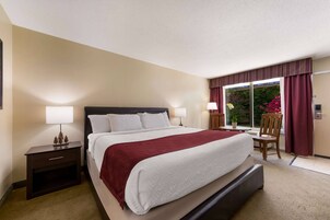 Deluxe Suite | Pillowtop beds, in-room safe, laptop workspace, iron/ironing board