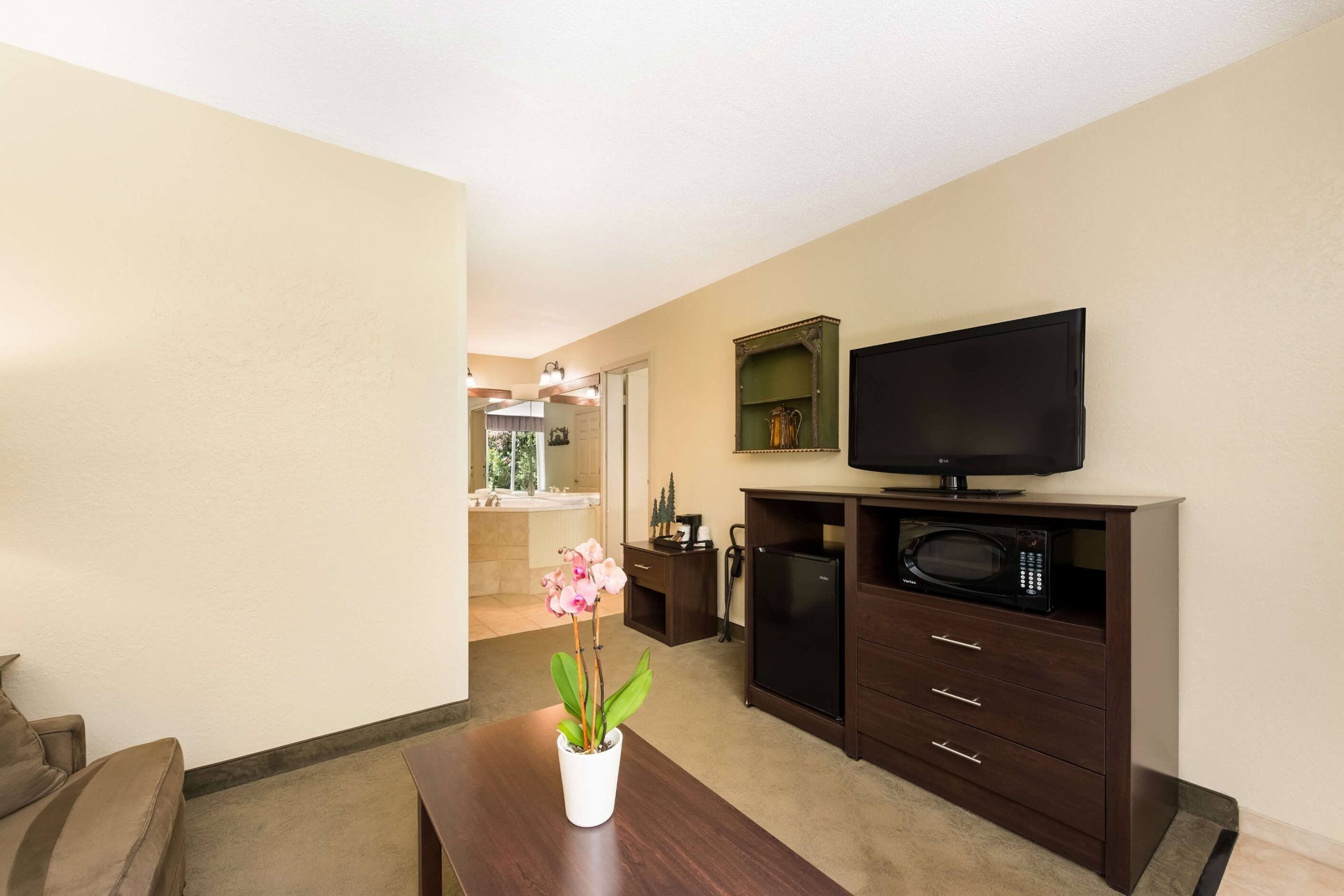deluxe suite | 1 bedroom, pillow-top beds, in-room safe, laptop workspace
