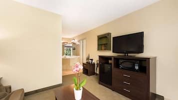 Suite – deluxe | Senger med overmadrass, safe på rommet og skrivebord for bærbar PC