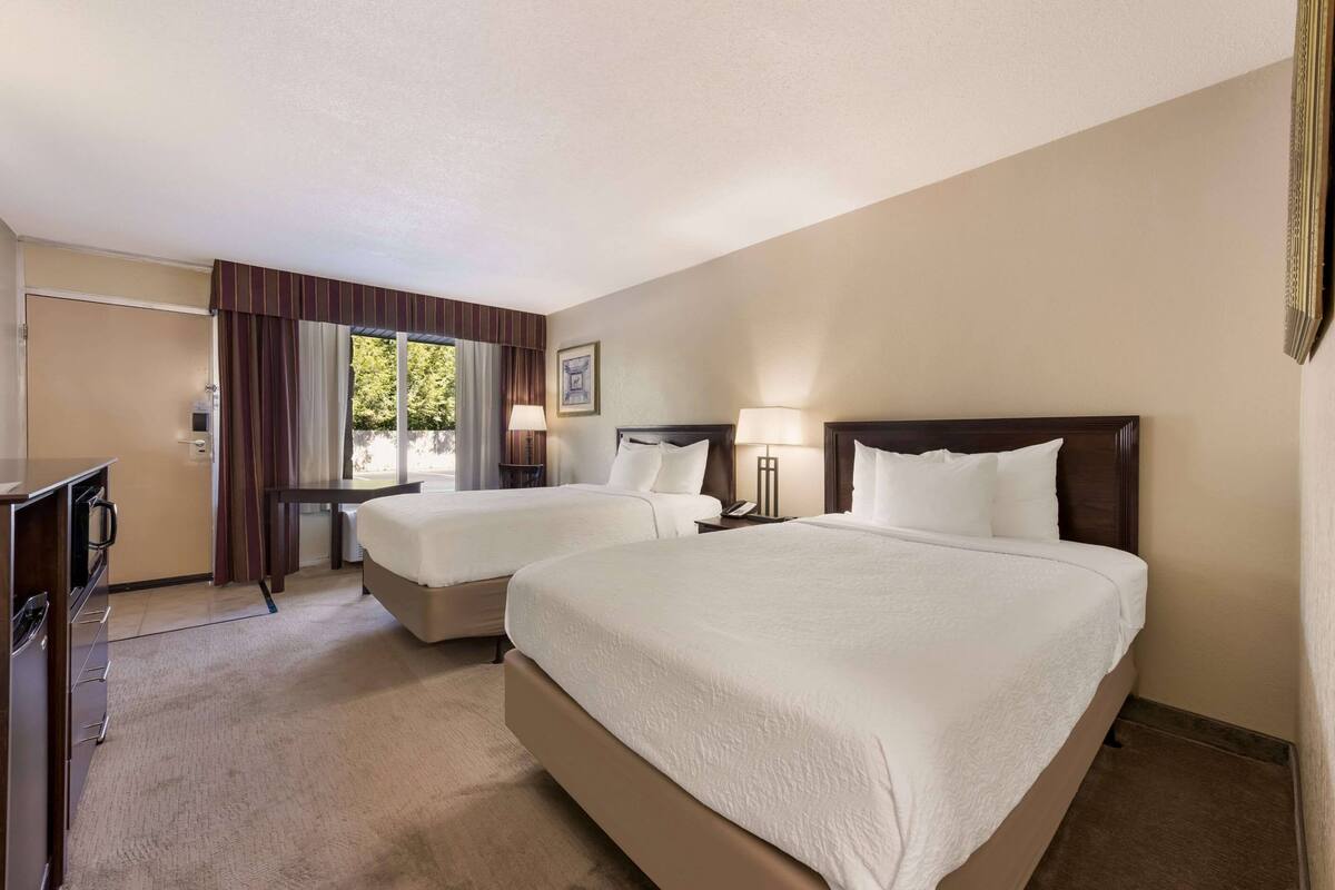 standard double room | 1 bedroom, pillow-top beds, in-room safe, laptop workspace