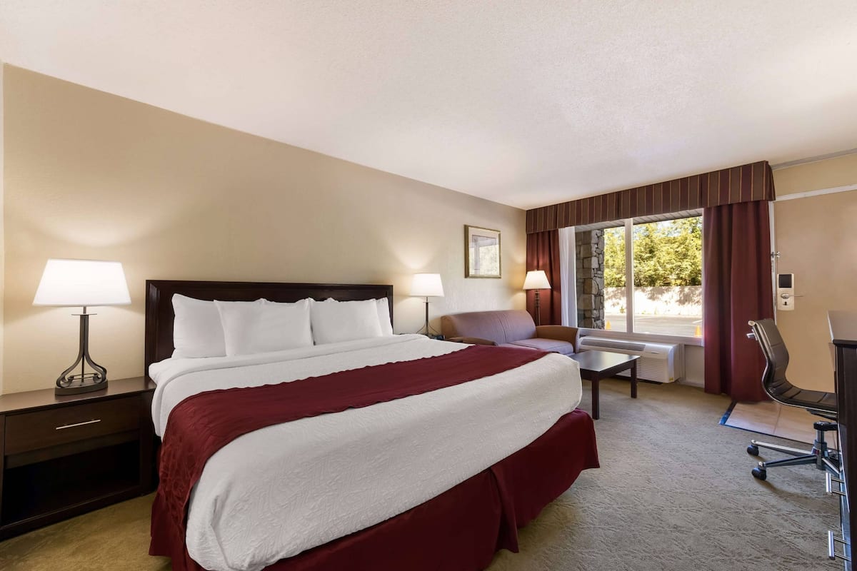 1 bedroom, pillow-top beds, in-room safe, laptop workspace