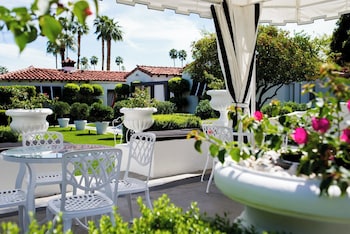 Courtyard at Avalon Hotel & Bungalows Palm Springs, a Member of Design Hotels
