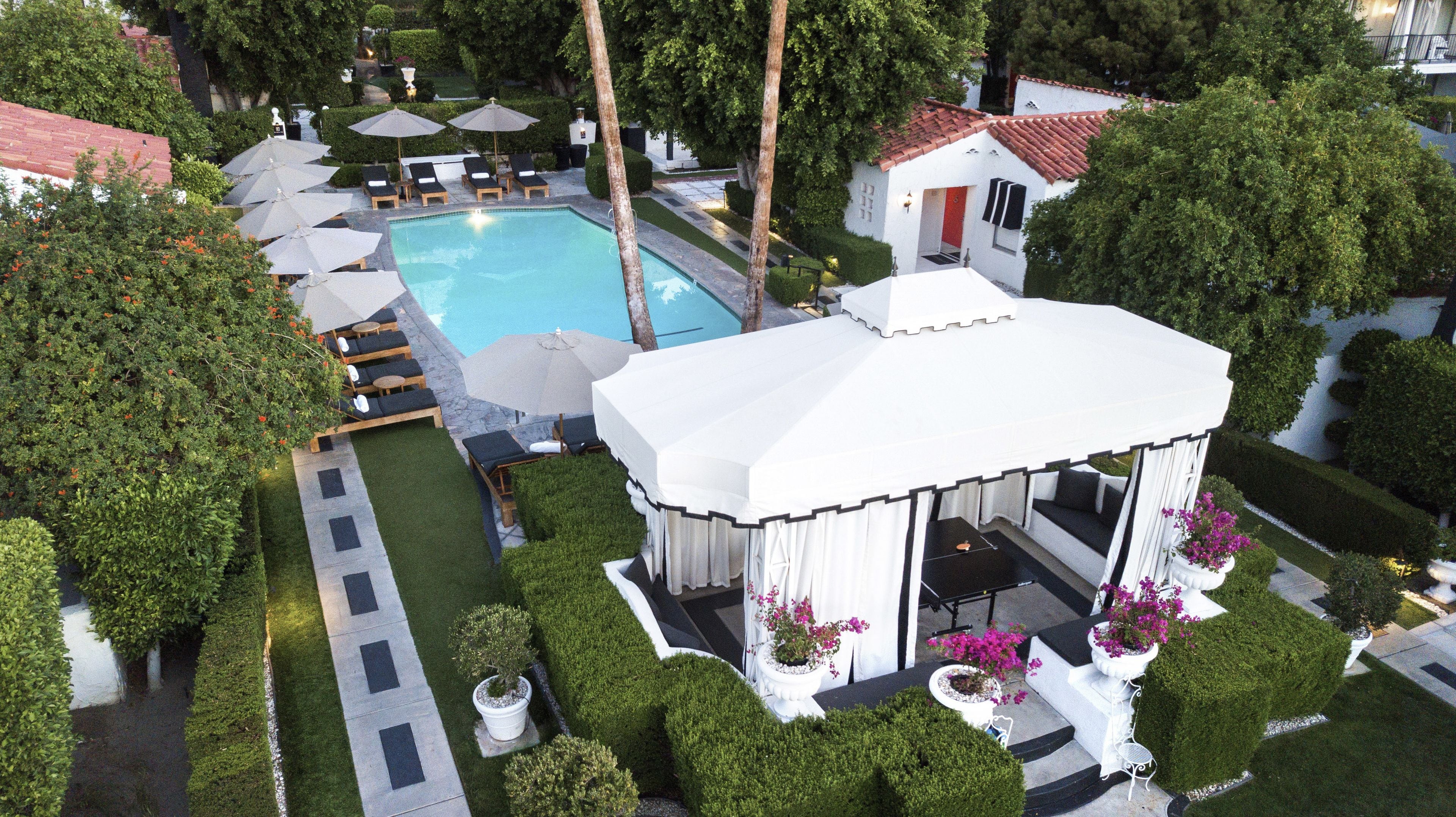 3 buitenzwembaden, parasols voor strand/zwembad