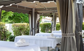 Couples treatment rooms, steam room, body treatments, aromatherapy at Avalon Hotel & Bungalows Palm Springs, a Member of Design Hotels