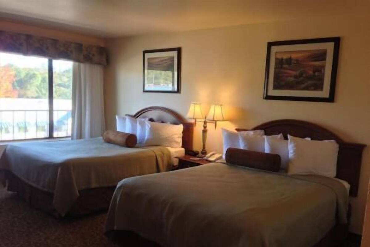 Coffres-forts dans les chambres, bureau, fer et planche à repasser