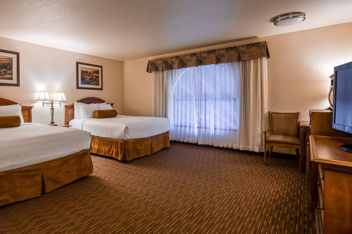 Coffres-forts dans les chambres, bureau, fer et planche à repasser