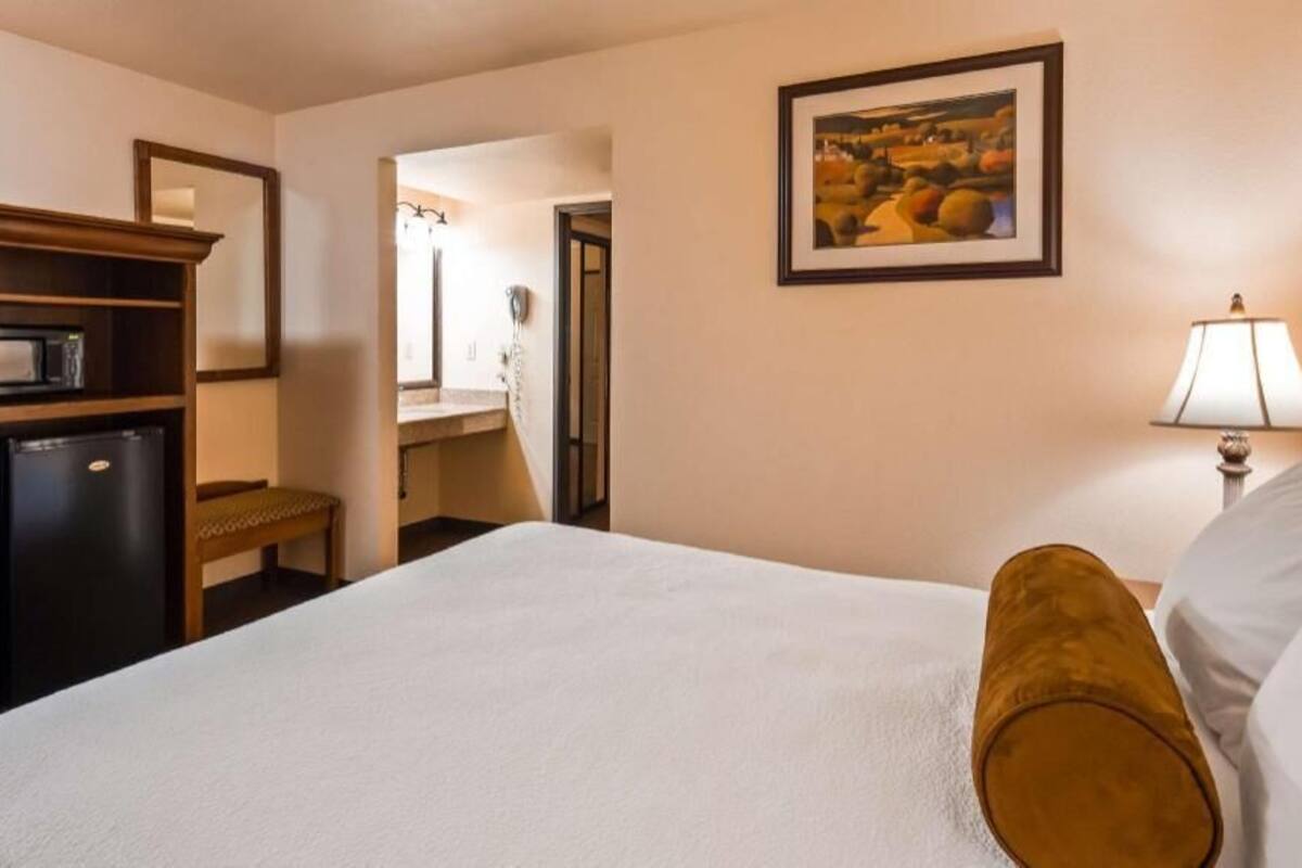 Coffres-forts dans les chambres, bureau, fer et planche à repasser