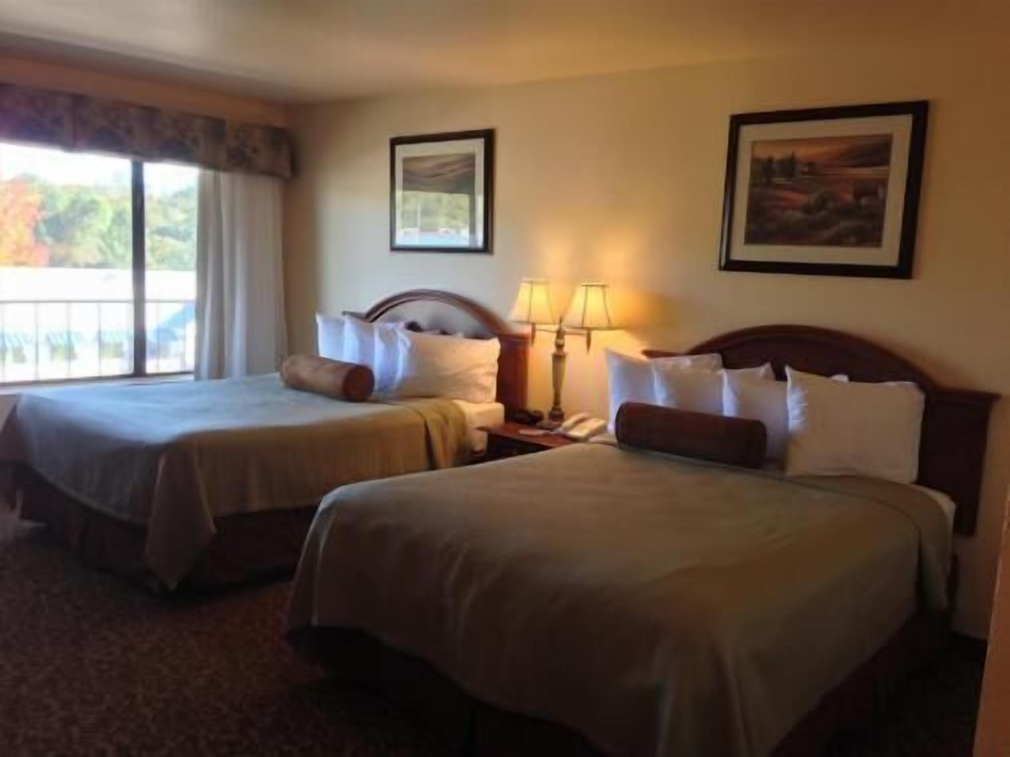 Coffres-forts dans les chambres, bureau, fer et planche à repasser