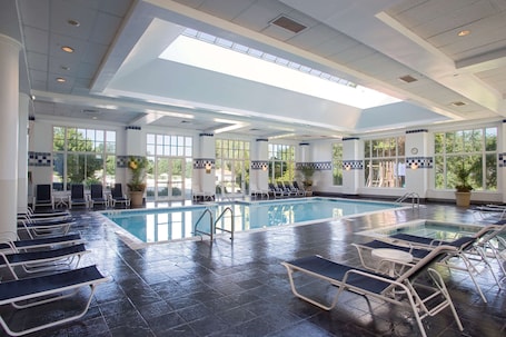 Una piscina techada, una piscina al aire libre de temporada, sombrillas. Hyatt Regency Long Island