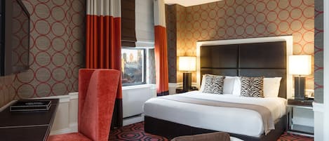Une chambre d’hôtel avec un grand lit, un bureau et une chaise.