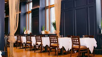 3 restaurants; lunch, dinner, and brunch served