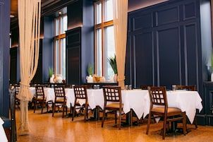 3 restaurants; ze serveren er lunch, diner en brunch