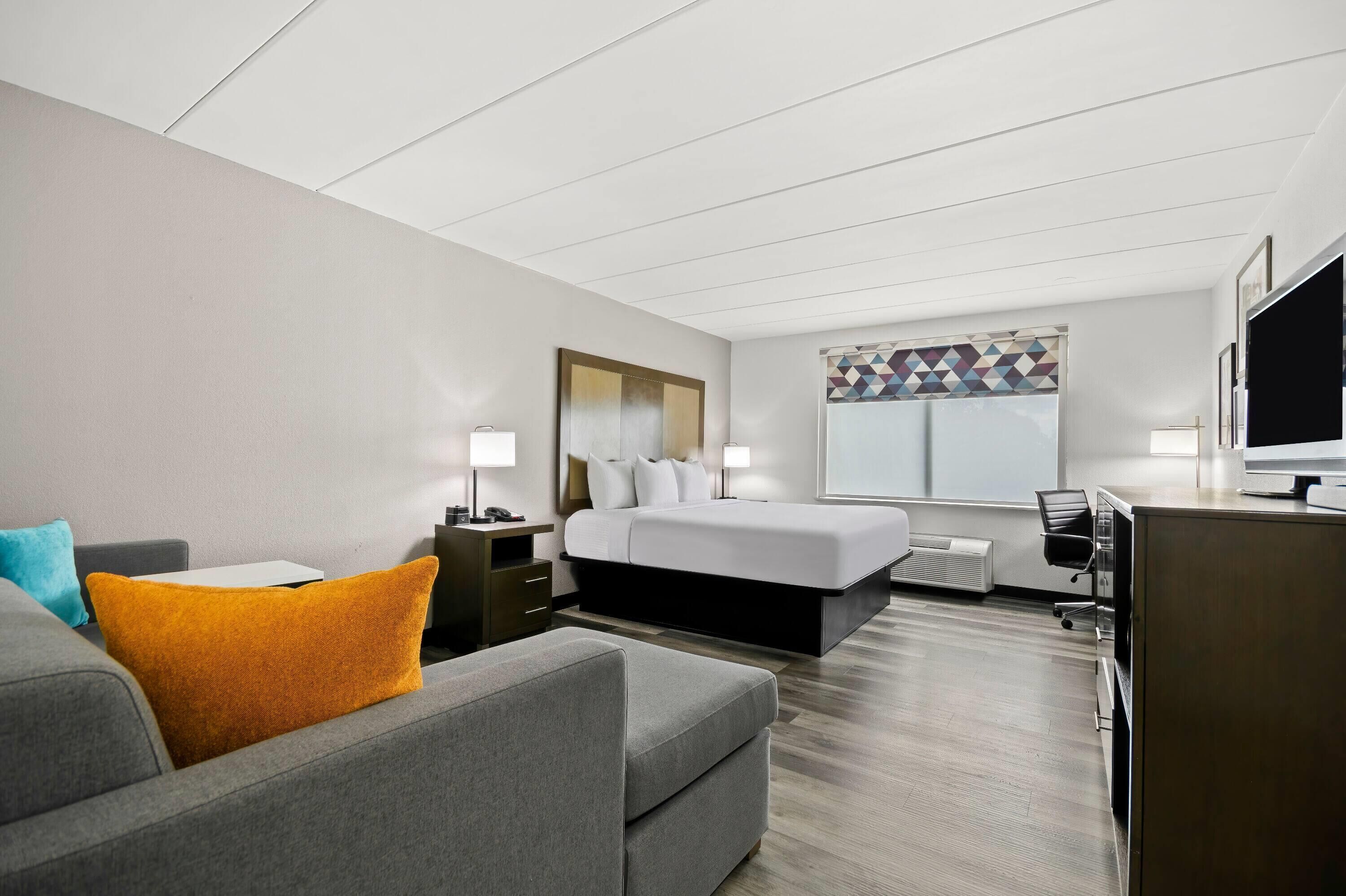 أغطية فراش متميزة وأسرّة بطبقة علوية مريحة ومكتب