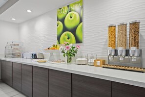 Free buffet breakfast  - La Quinta Inn & Suites by Wyndham Sturbridge (Fiskdale)