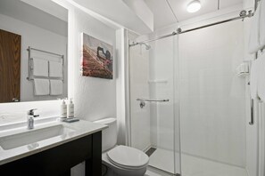Tina con regadera, amenidades de baño gratuitas, secadora de cabello 