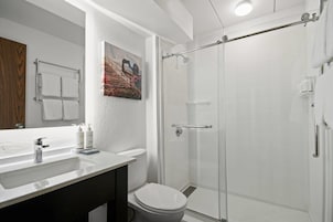 Bañera con ducha, artículos de tocador gratuitos, secador de pelo