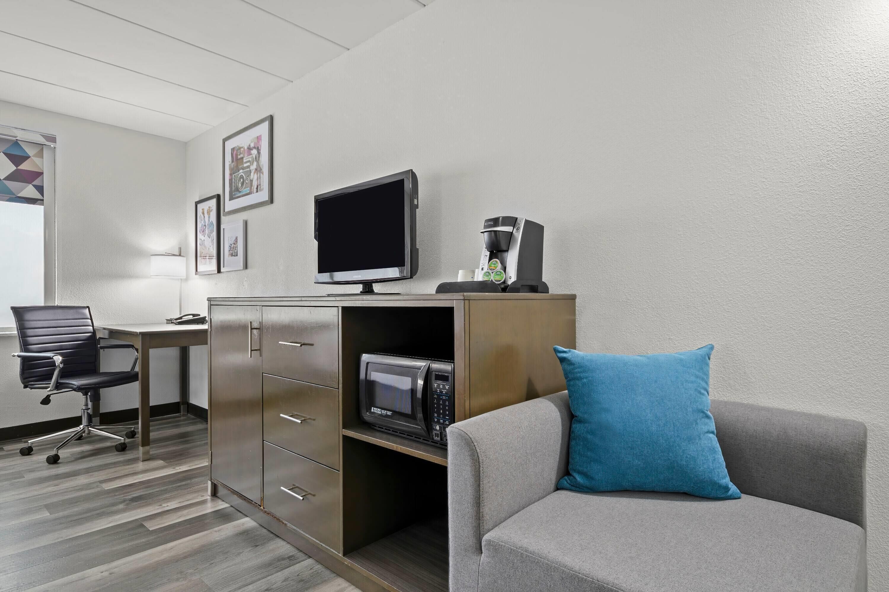 أغطية فراش متميزة وأسرّة بطبقة علوية مريحة ومكتب