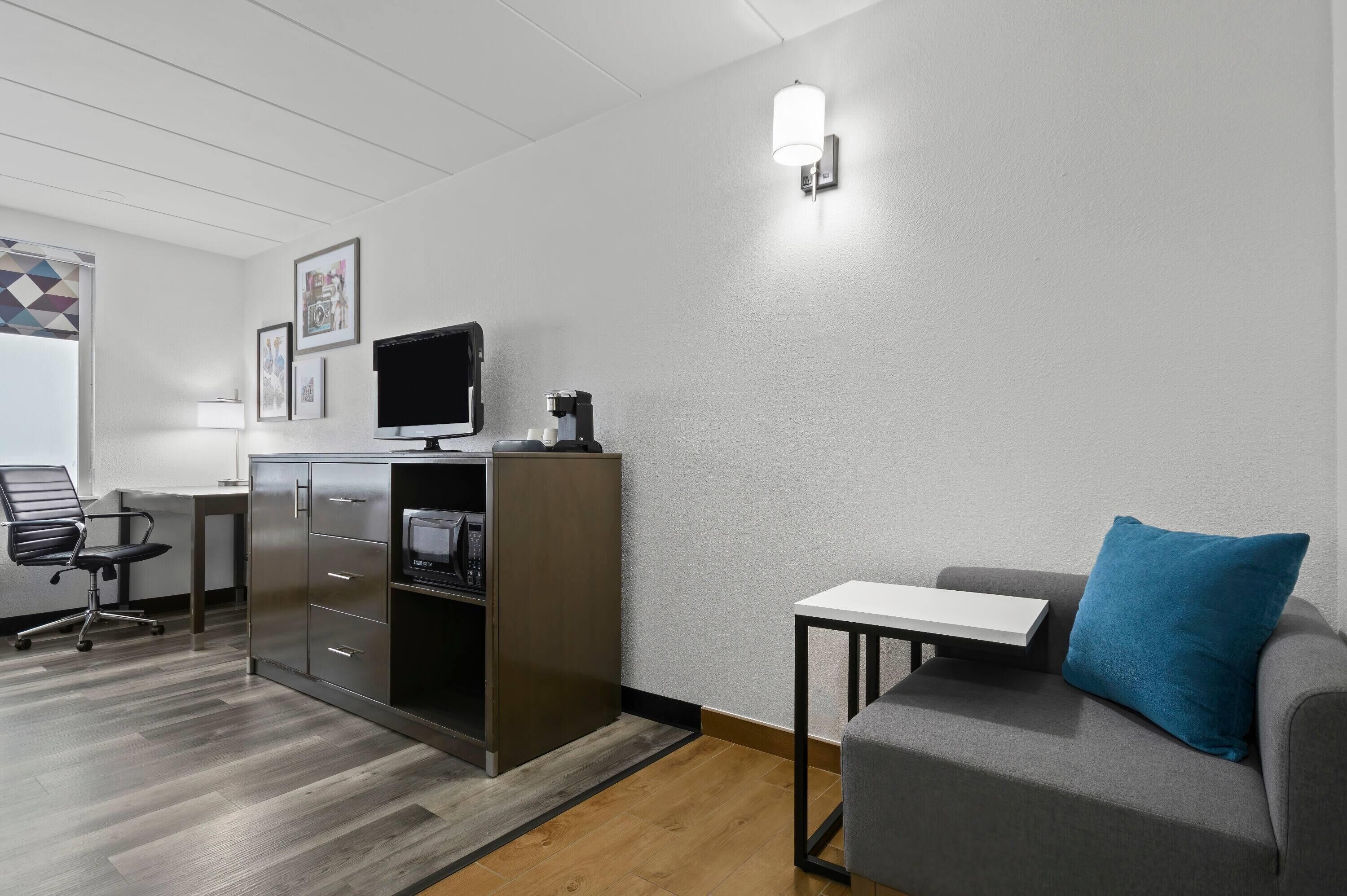 Premium bedding, pillowtop beds, desk, laptop workspace