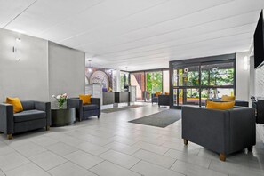 Lobby - La Quinta Inn & Suites by Wyndham Sturbridge (Fiskdale)