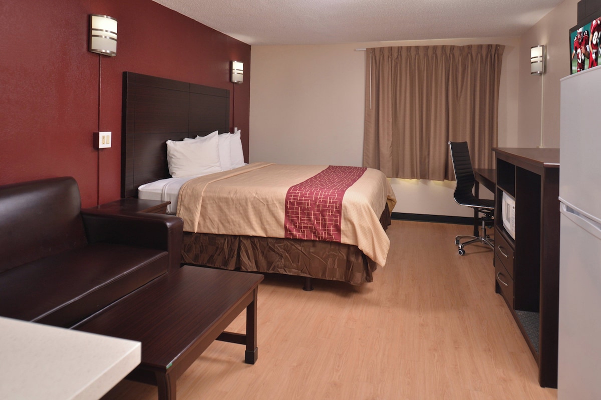 Superior Room, 1 King Bed, Non Smoking, Kitchenette | Blackout drapes, iron/ironing board, WiFi (free), bed sheets