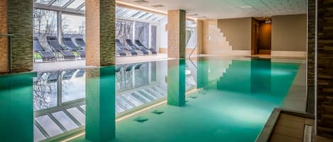 Piscine couverte, chaises longues