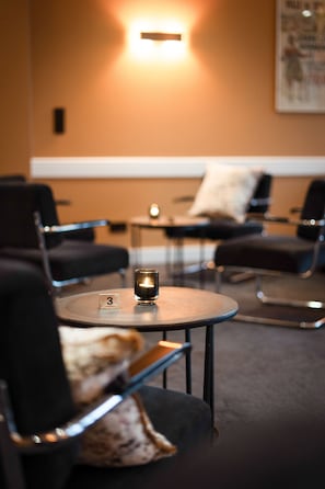 2 Bars/Lounges