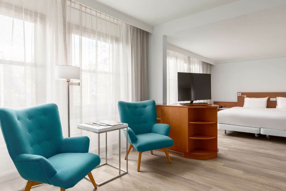 Junior Suite | Bar mini, peti besi dalam bilik, meja, kalis bunyi