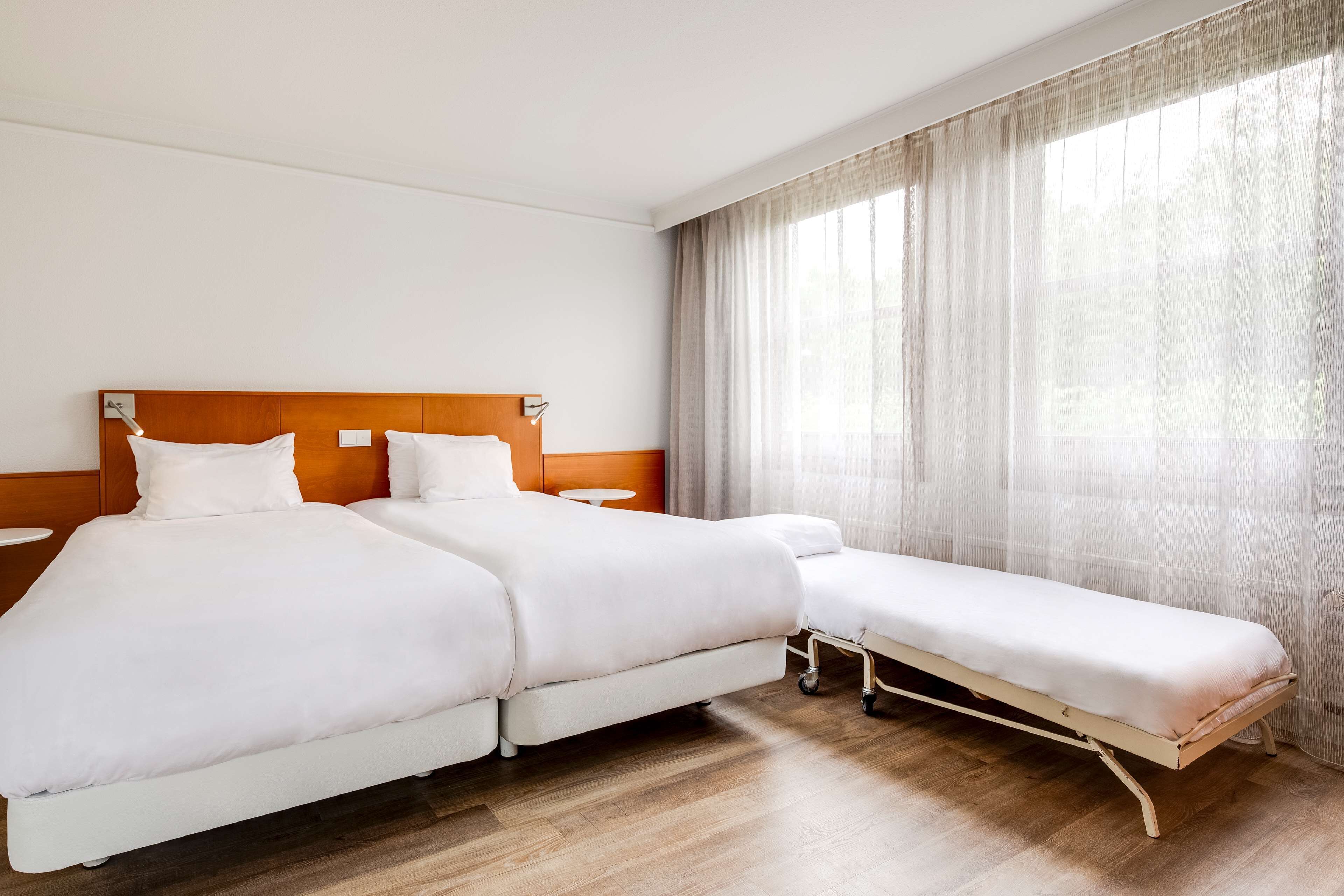 junior suite | minibar, in-room safe, desk, soundproofing