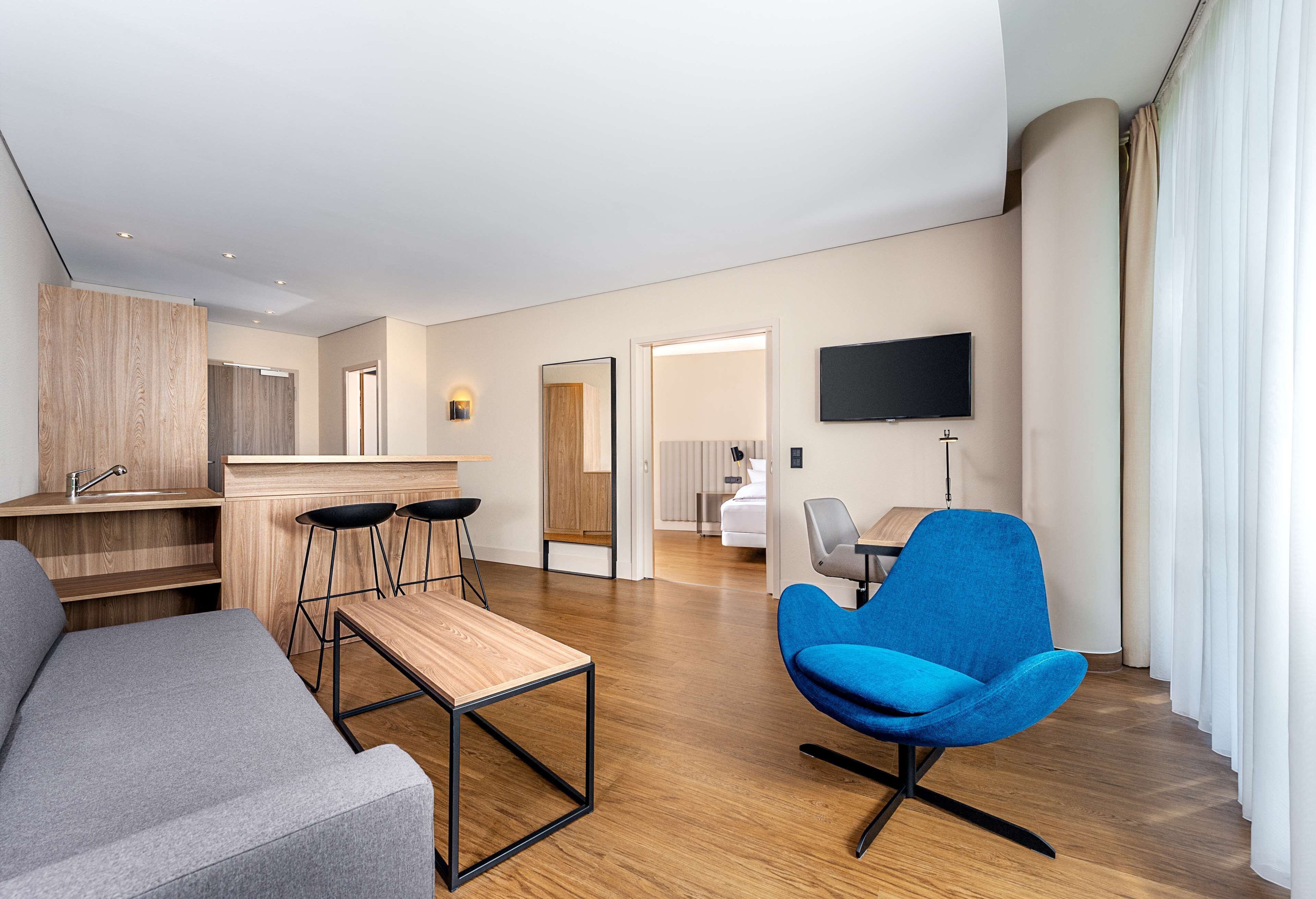 junior suite | minibar, in-room safe, desk, soundproofing