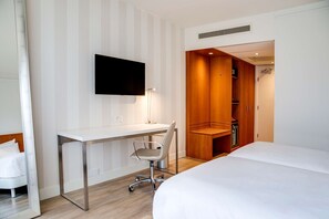 迷你吧、客房内保险箱、办公桌、隔音