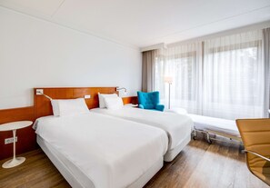 迷你吧、客房内保险箱、办公桌、隔音