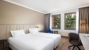 Een minibar, een kluis op de kamer, een bureau, geluiddichte muren