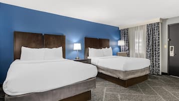 Executive Room, 2 Queen Beds, Refrigerator & Microwave, Pool View (Living Room)