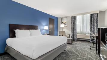 Standard Room, 1 King Bed, Accessible, Poolside (with Single Sofabed) | Blackout drapes, soundproofing, iron/ironing board, rollaway beds