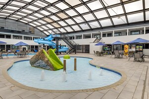Piscina interna, funciona das 9h às 22h, guarda-sóis, espreguiçadeiras