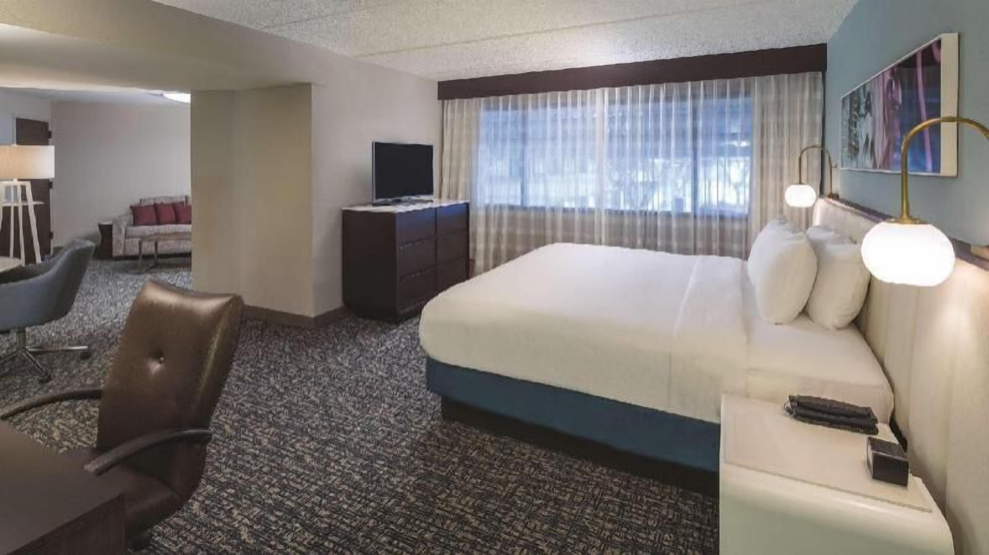 Premium bedding, in-room safe, iron/ironing board