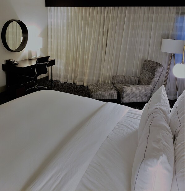 Premium bedding, in-room safe, iron/ironing board - DoubleTree by Hilton Hotel Austin Northwest Arboretum (Austin)