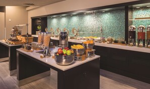 Full breakfast on weekdays (USD 20 per person) - DoubleTree by Hilton Hotel Austin Northwest Arboretum (Austin)