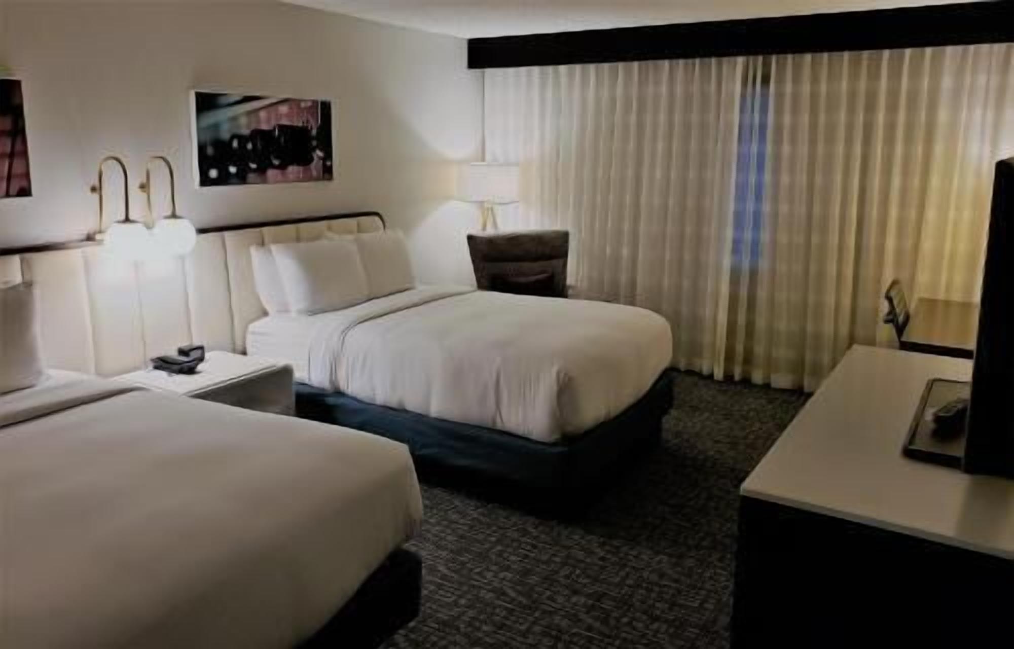 Premium bedding, in-room safe, iron/ironing board