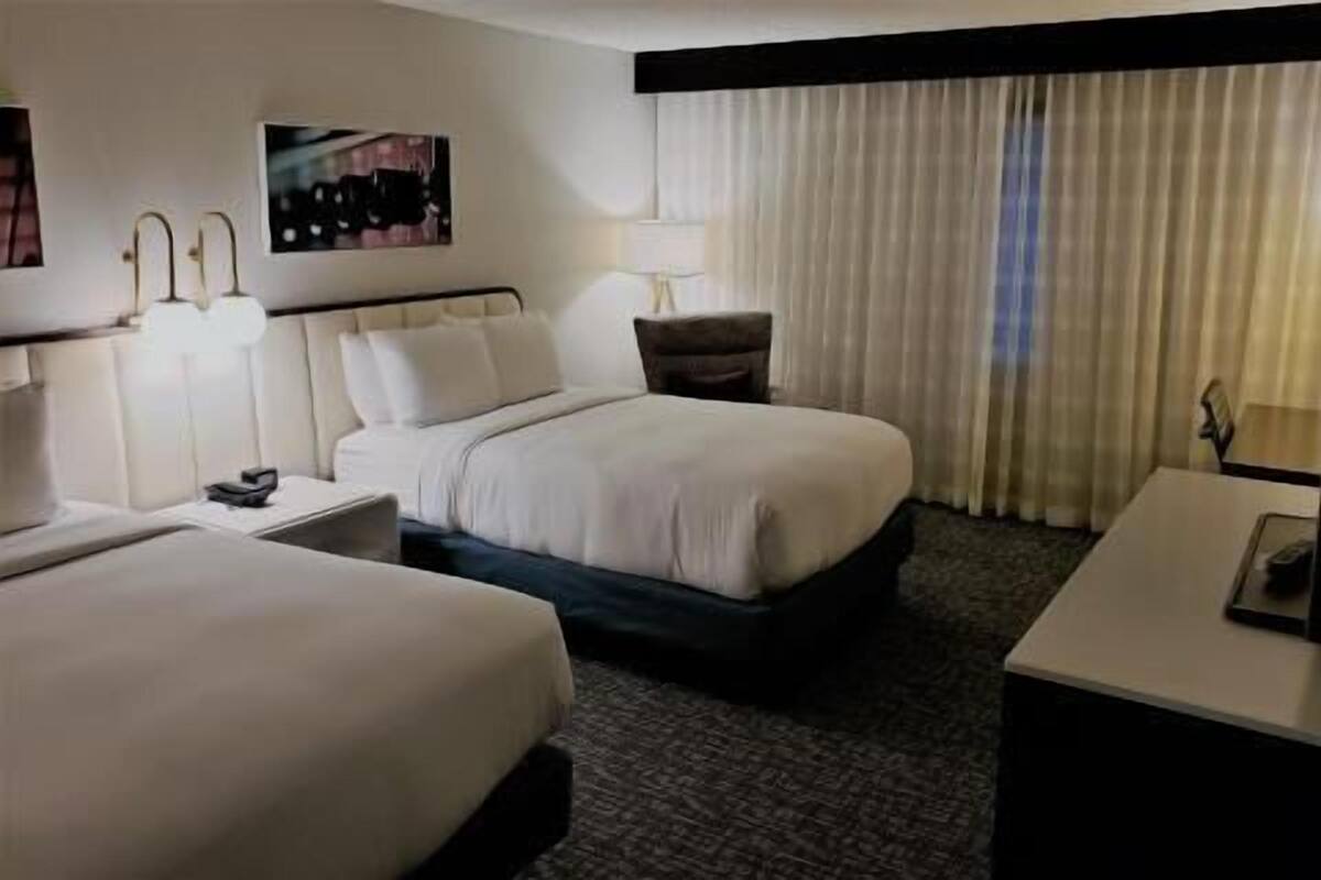 Premium bedding, in-room safe, iron/ironing board