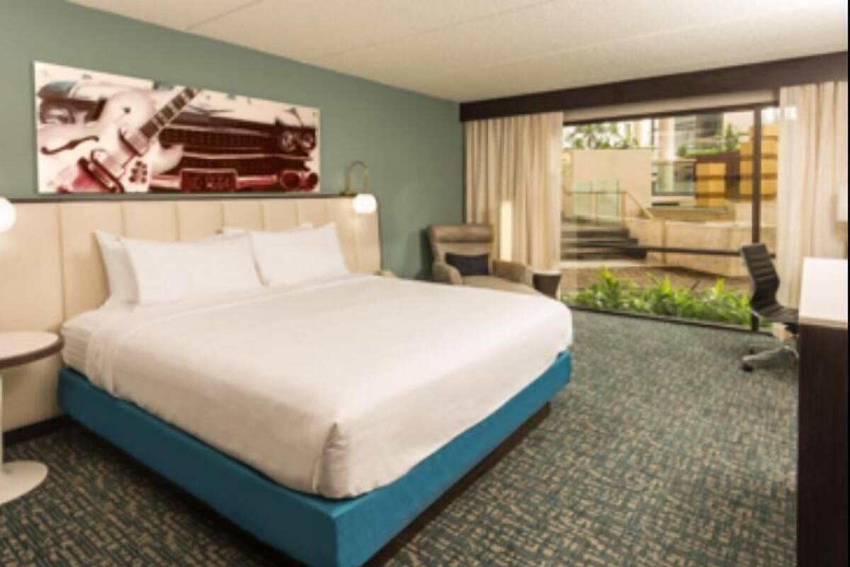 Premium bedding, in-room safe, iron/ironing board