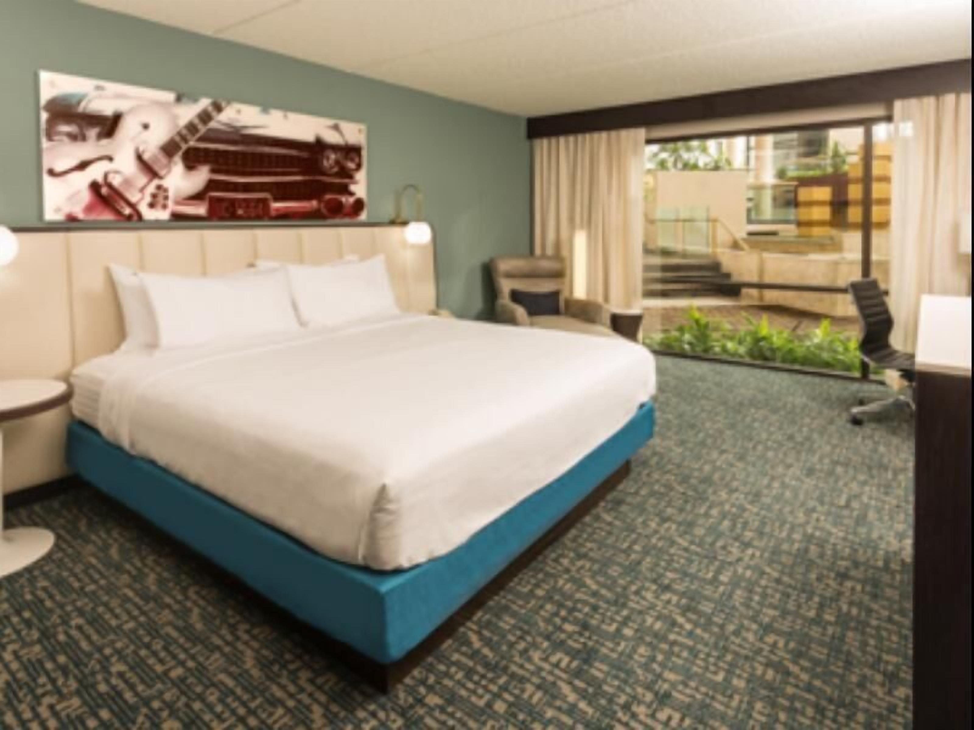 Premium bedding, in-room safe, iron/ironing board