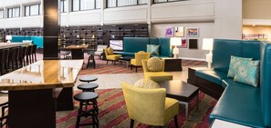 Serverer frokost, lunsj og middag