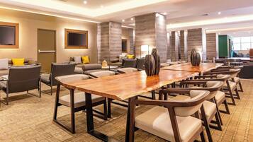 Sert le déjeuner, le dîner et l'apéritif